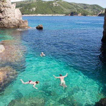 la Grotta Lounge and Pub in Palaiokastritsa